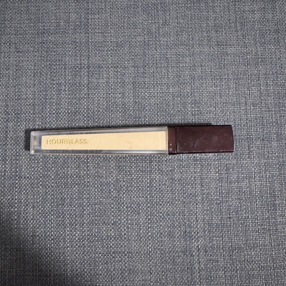 Hourglass Concealer - Picture 2 of 3